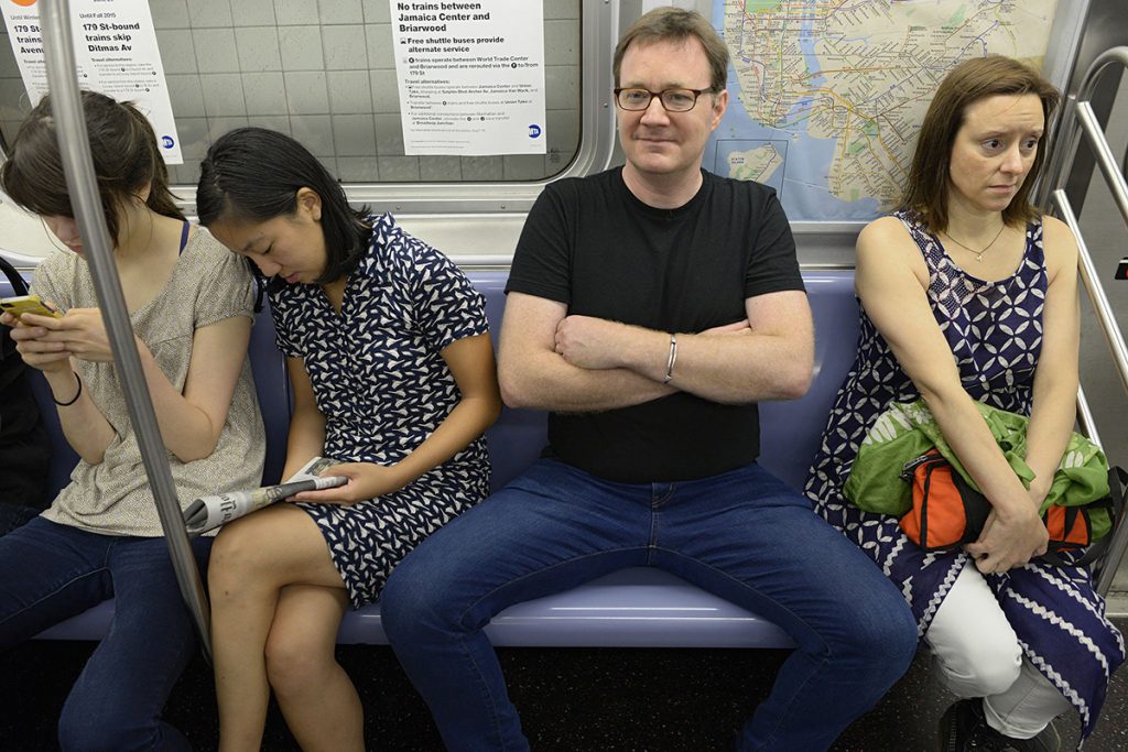 Hombre sentado en el metro manspreding