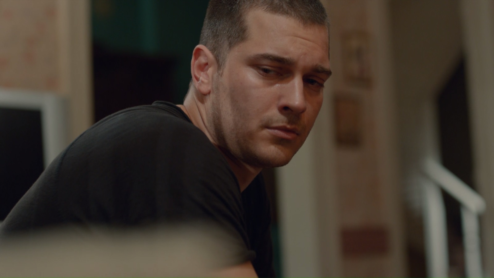 Çağatay Ulusoy regresa a las pantallas chilenas con "Icerde", la nueva teleserie turca de Mega