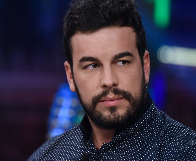 ¡Mario Casas es víctima de una broma pesada de sus amigos!