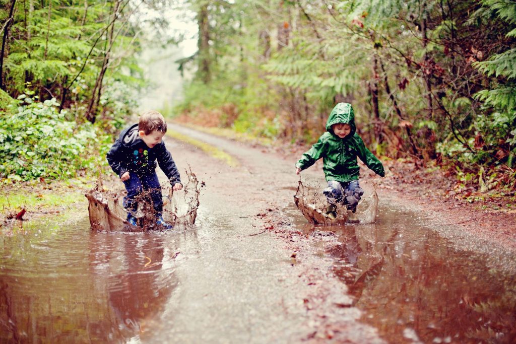 Niños jugando con barro