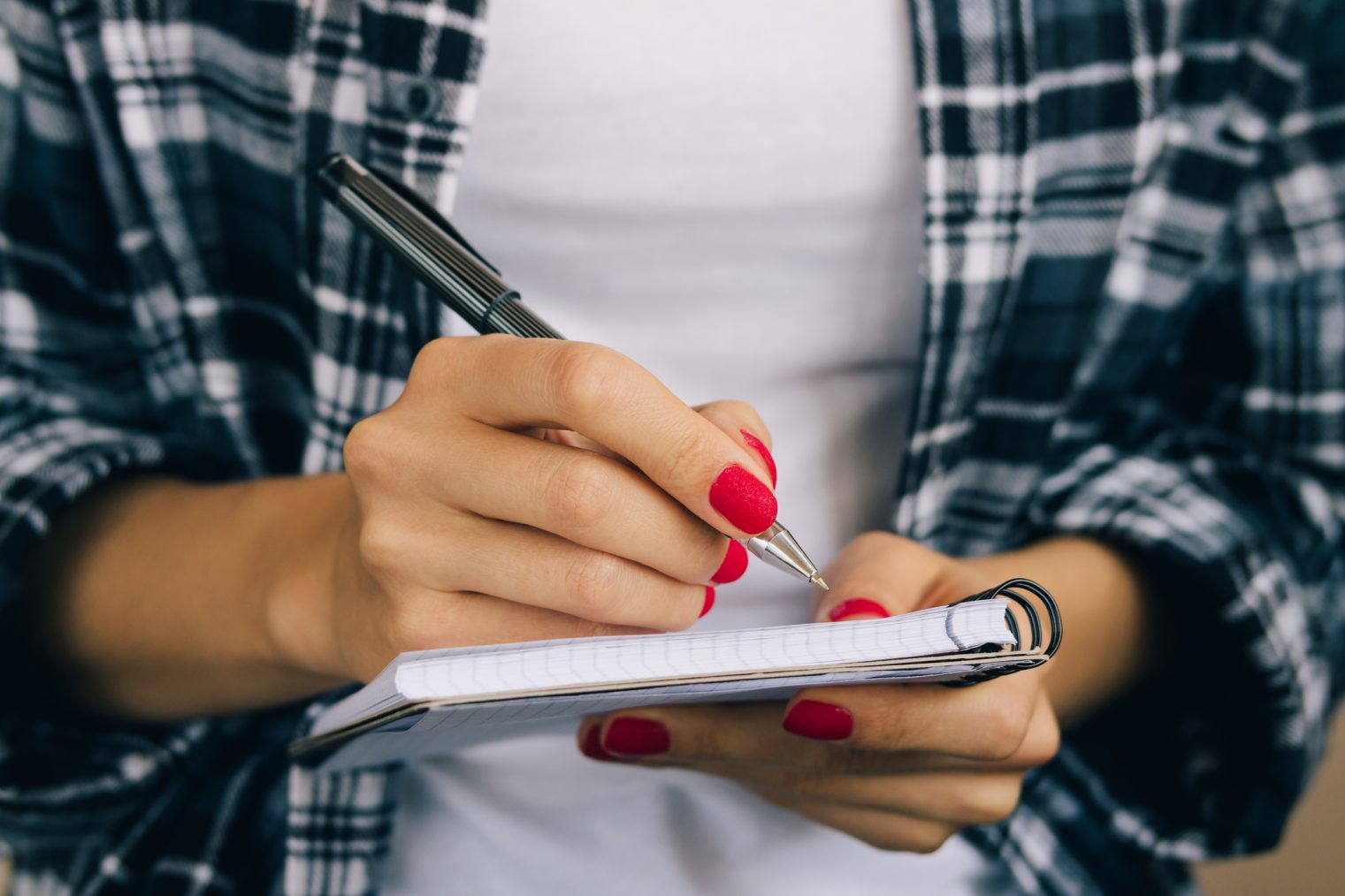 Mujer escribiendo