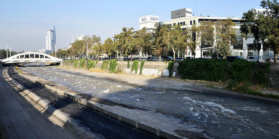 Mapocho navegable: Sorpresa por tres kayakistas que irrumpieron en el río