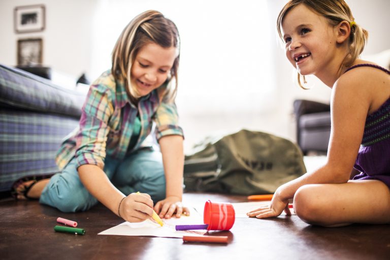 ¿Jugar con el celular o en la calle con amigos? Encuesta revela los gustos de los niños chilenos