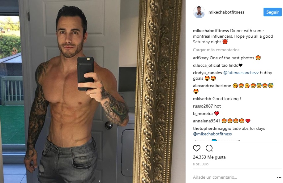 Mike Chabot sacándose una foto frente al espejo