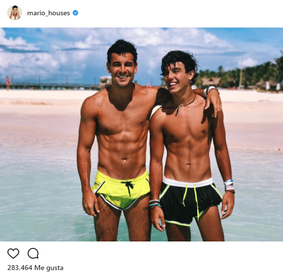 Mario Casas saca suspiros con foto playera junto a su hermano — FMDOS