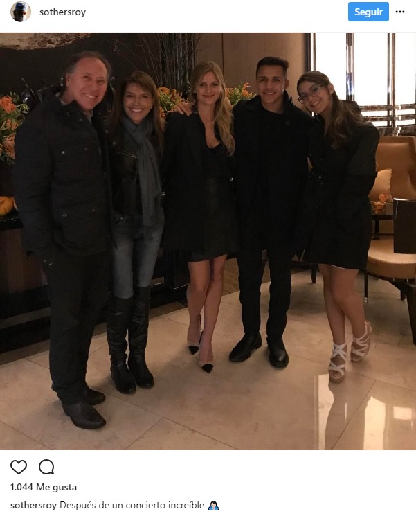 Alexis Sánchez y Mayte Rodríguez con su familia