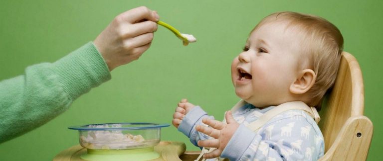 La transición del bebé a los alimentos sólidos 