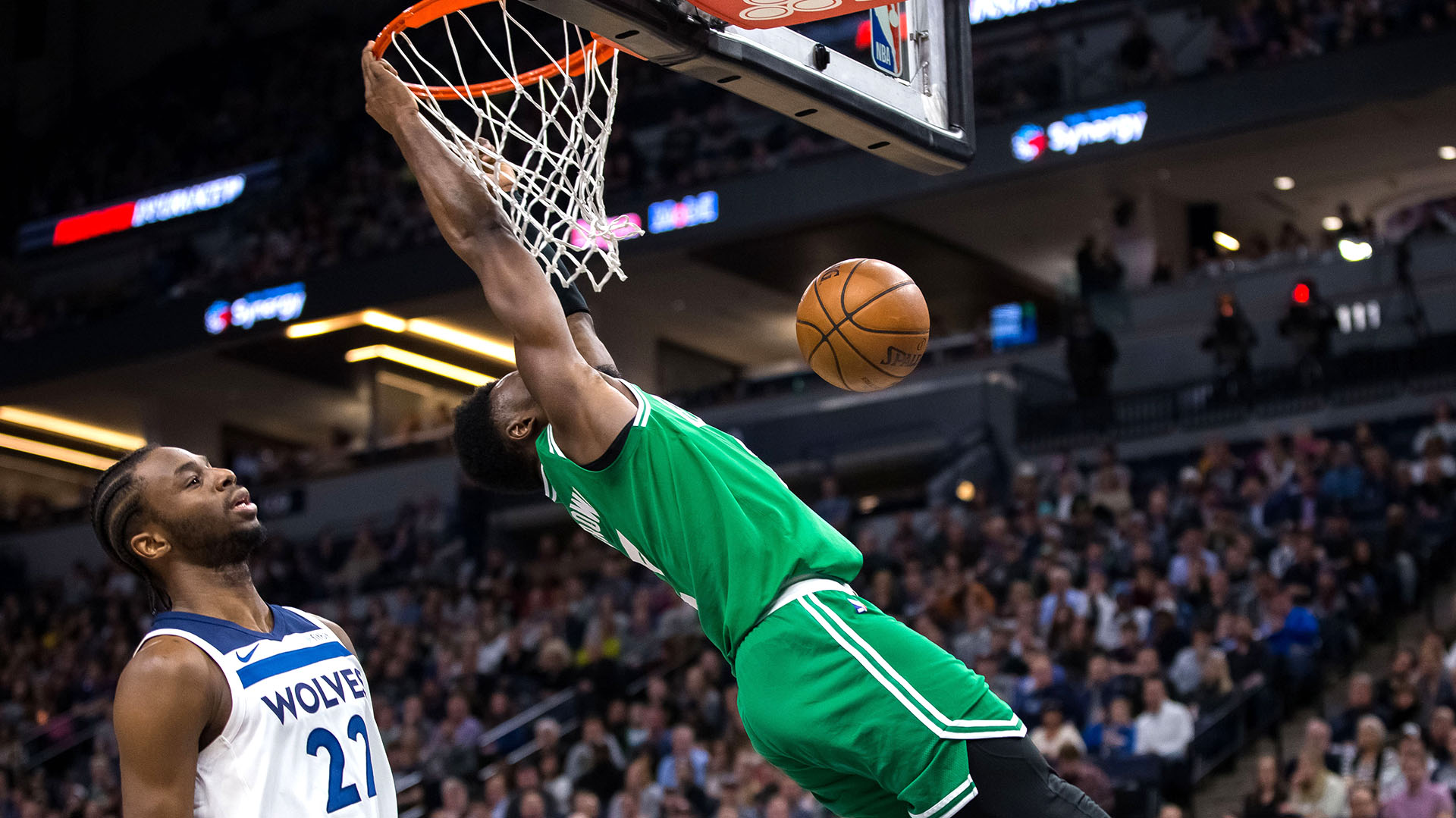 Нба ютуб. Джейлен Браун. Jalen Brown Celtics. Dunk Brown. Brown NBA.