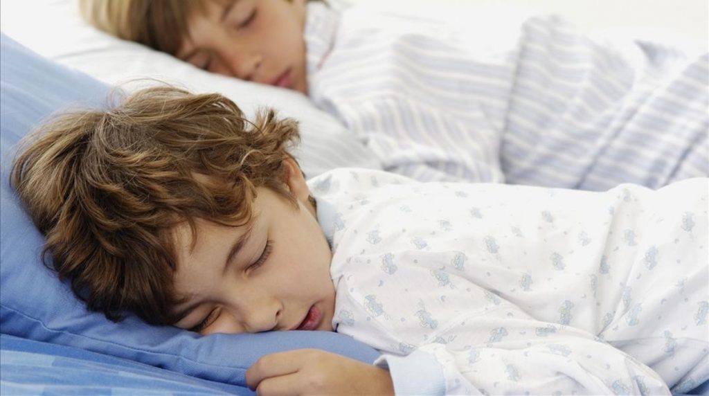 Niños durmiendo