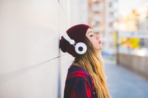 Mujer escuchando música