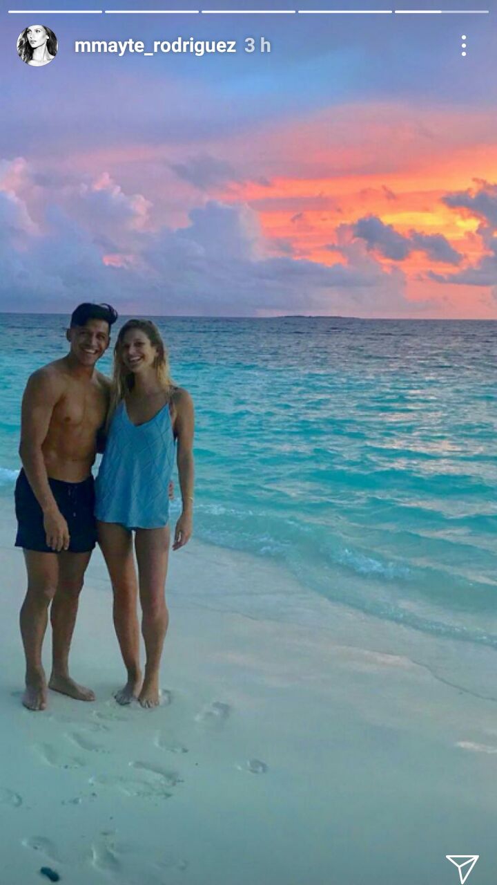 Alexis Sánchez luce su buen cuerpo en paradisíaca playa en donde está de  vacaciones con Mayte — FMDOS