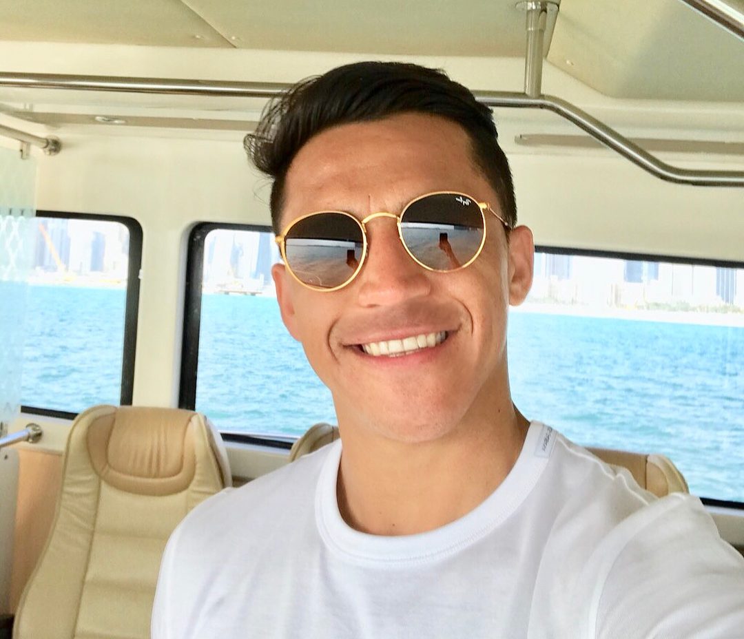 Alexis Sánchez luce su buen cuerpo en paradisíaca playa en donde está de  vacaciones con Mayte — FMDOS