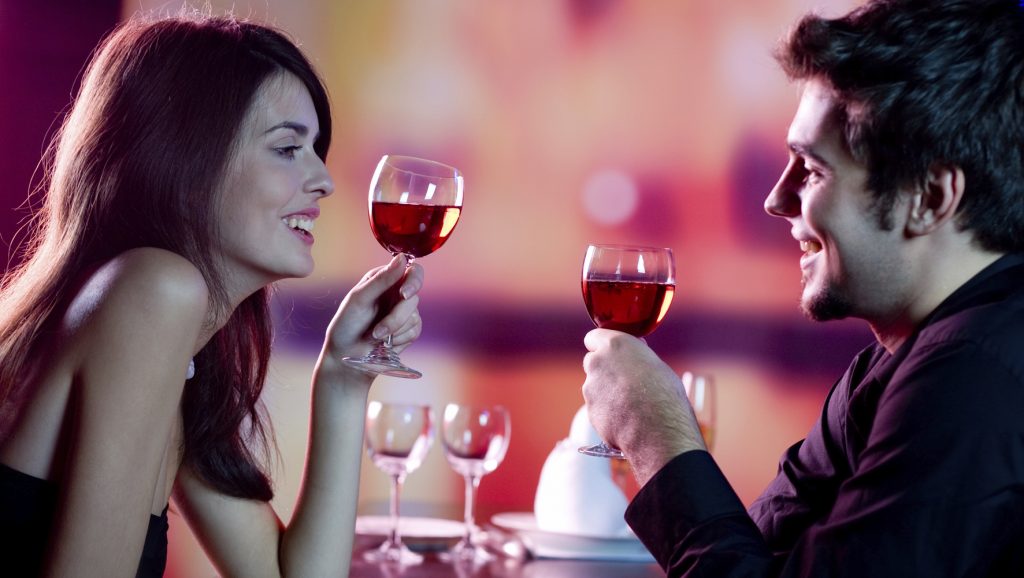 ¡La ciencia lo dice! Parejas que beben alcohol juntas son ...