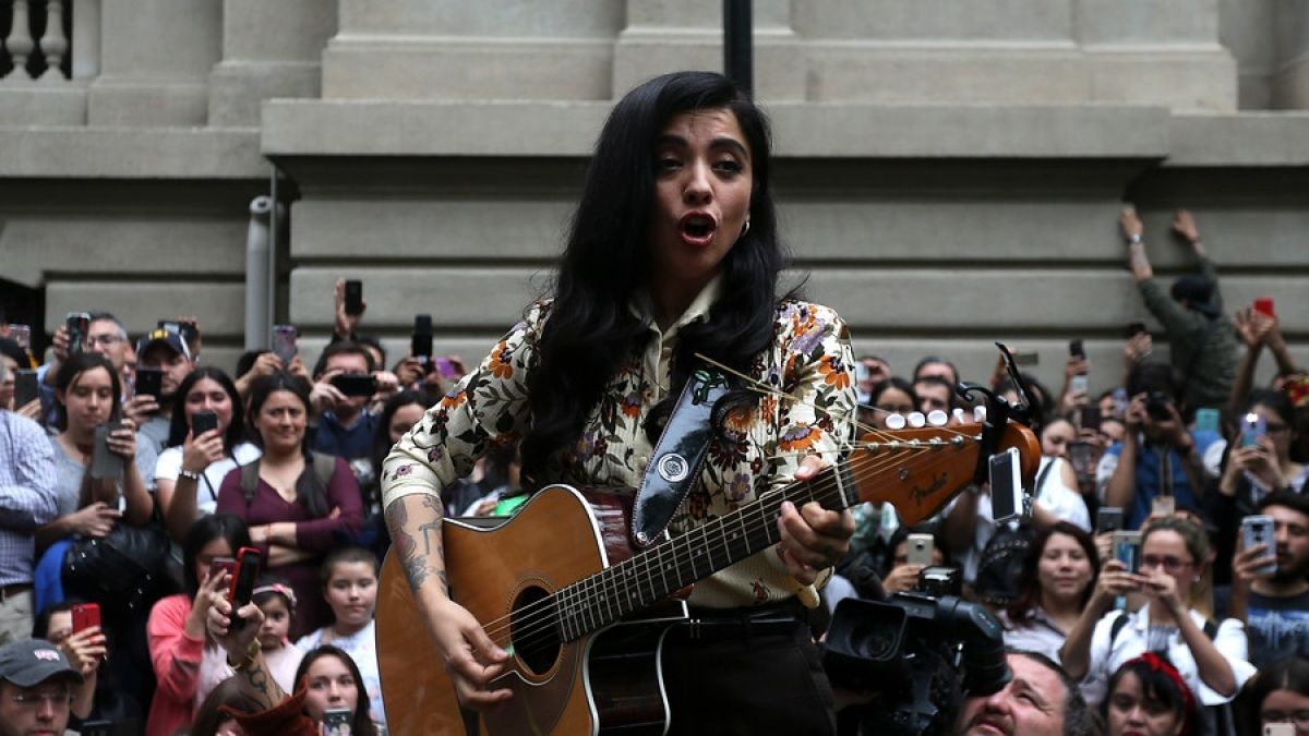 Mon Laferte Agencia Uno