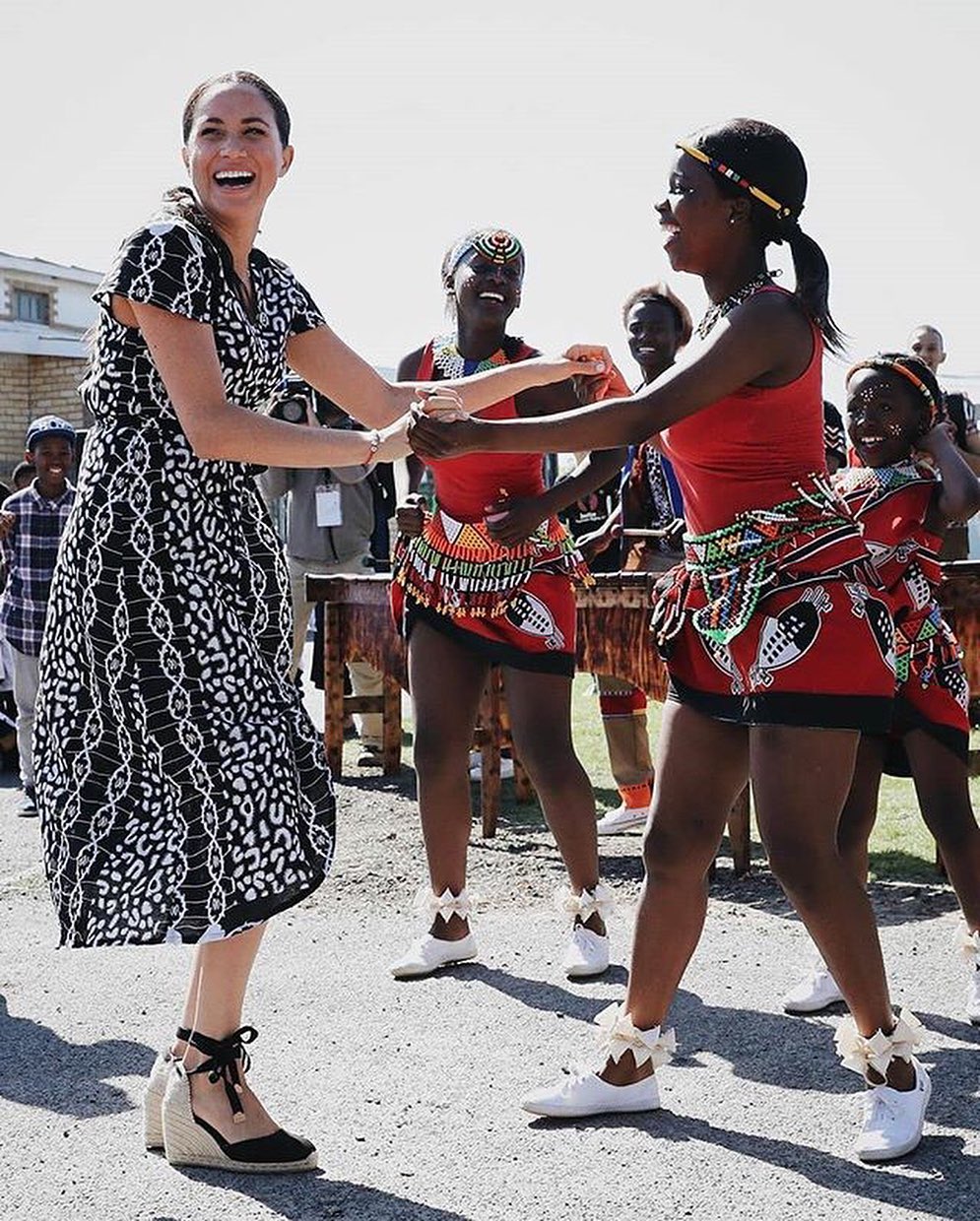 Meghan mostró sus pasos de baile en Sudáfrica