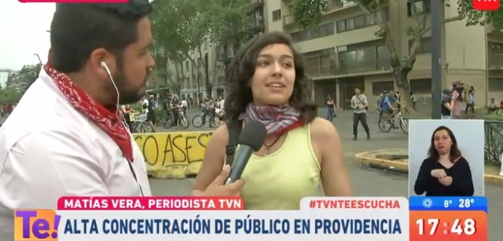 joven manifestante es aplaudida