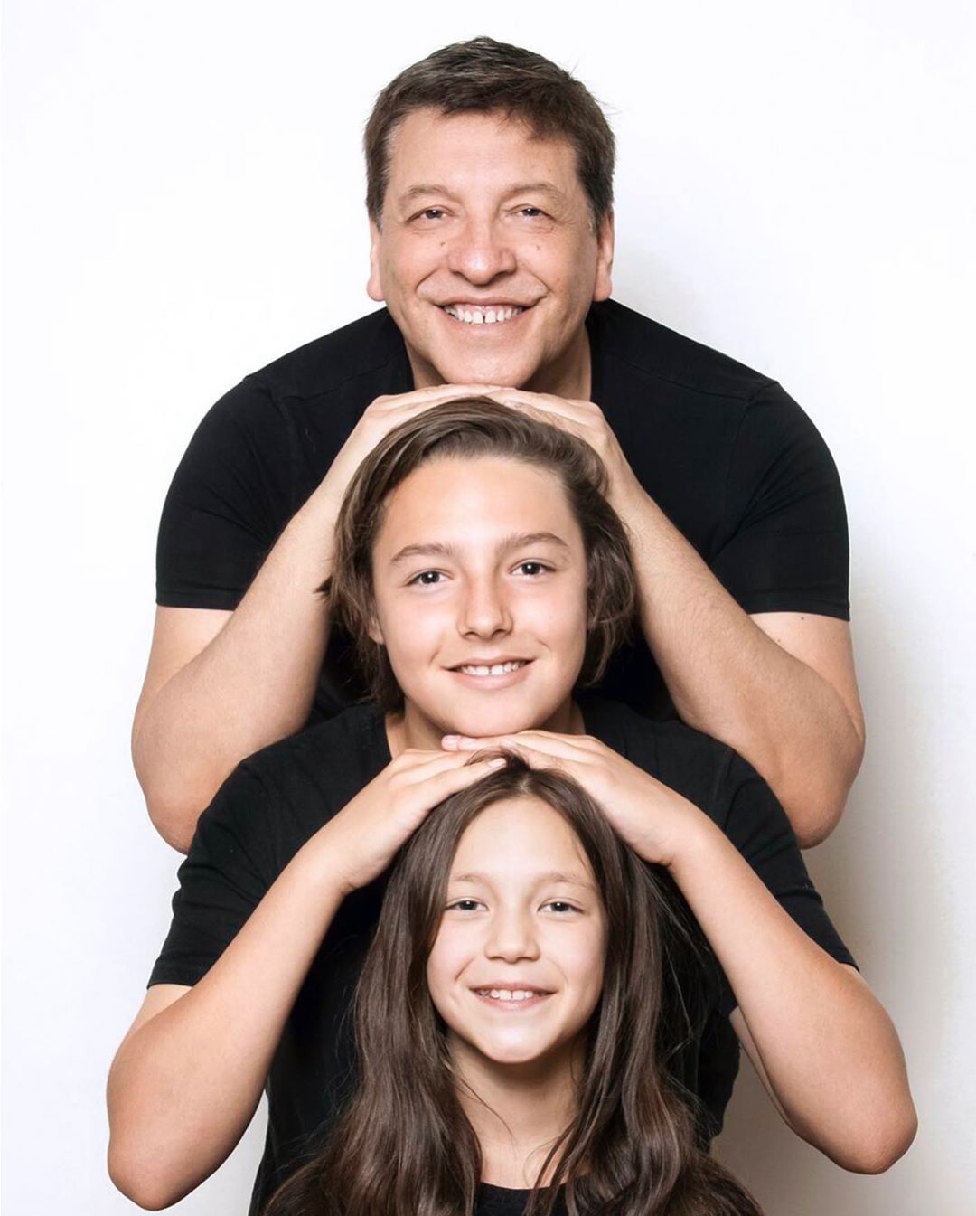 julio cesar junto a sus hijos 