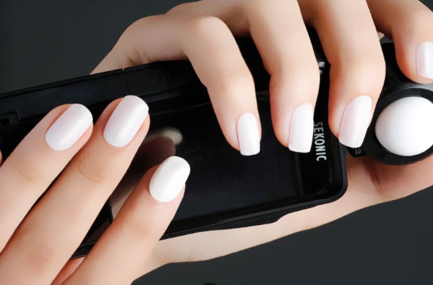 Blanco y minimal: ¡Descubre la nueva tendencia en nail art!