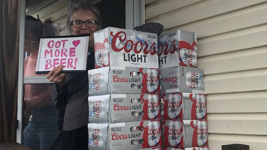 abuelita recibió más de 150 latas