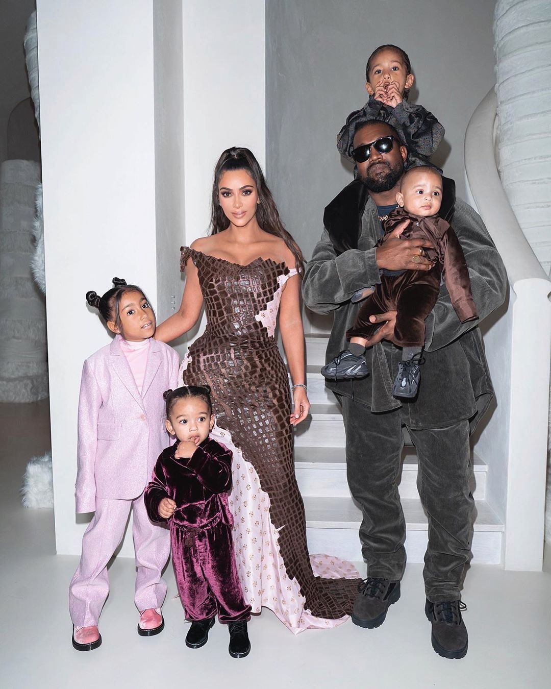 kim y kanye con sus hijos