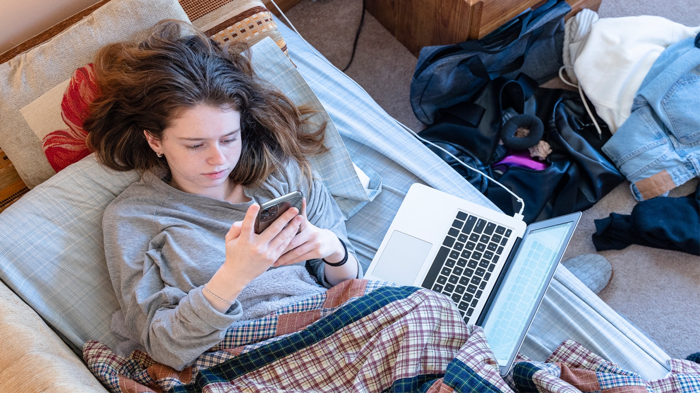 Провожу много времени. Adolescente - z канал. Подростки учатся дома на полу. Adolescentes au pensionnat картинки. Читающий по телам смотреть.