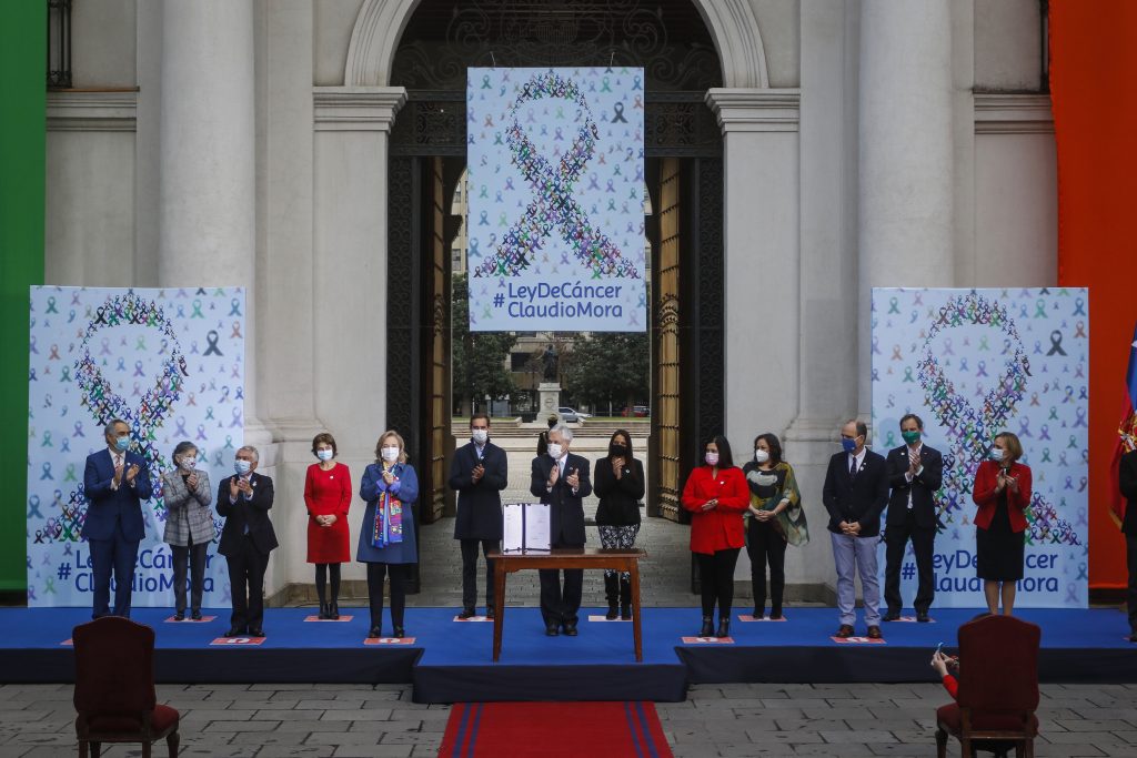 El Presidente de la República promulga la Ley del Cáncer