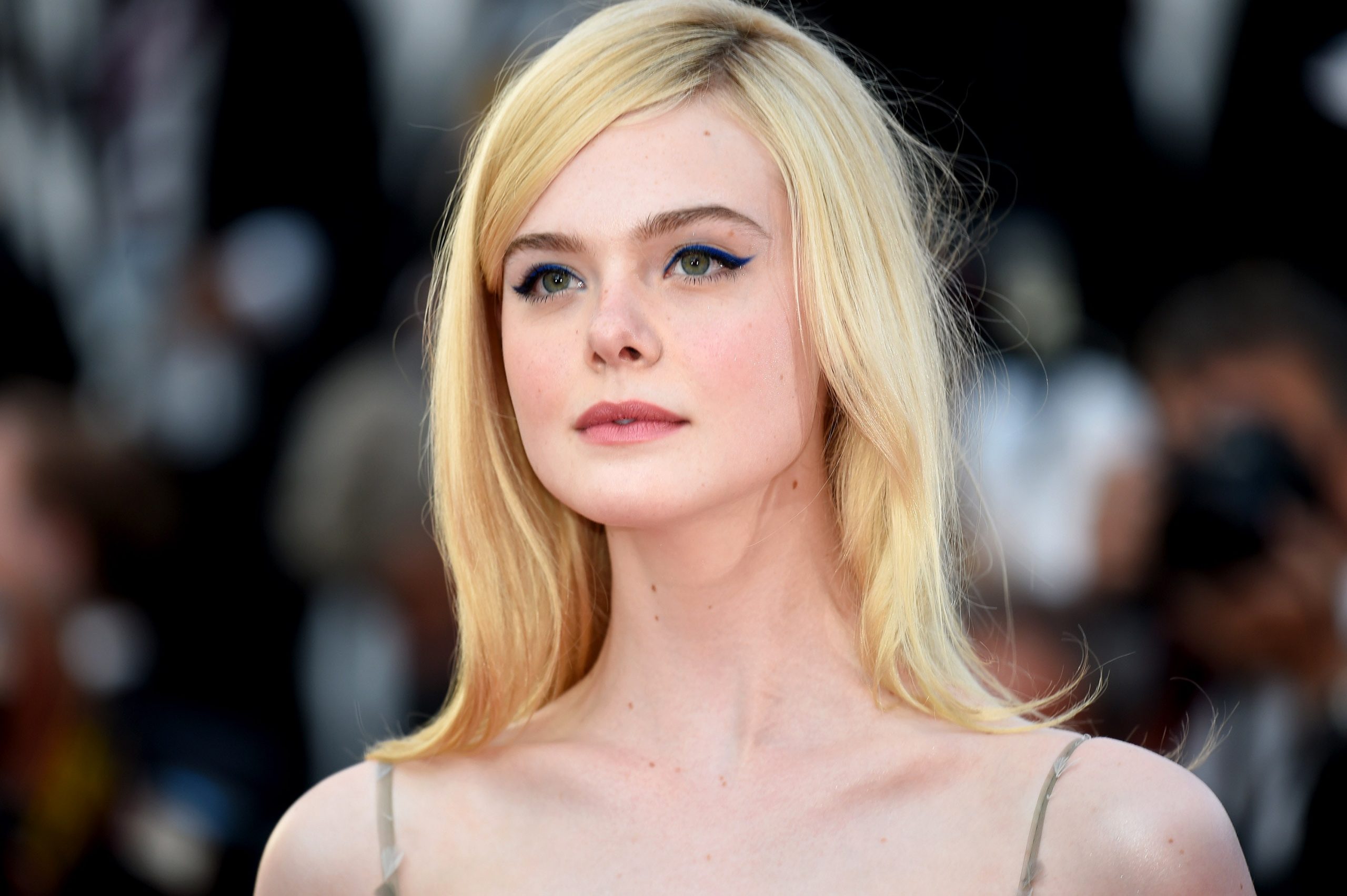 Elle Fanning Mostró Los Efectos Del Eccema En Su Rostro Con Potentes Fotos — Fmdos 