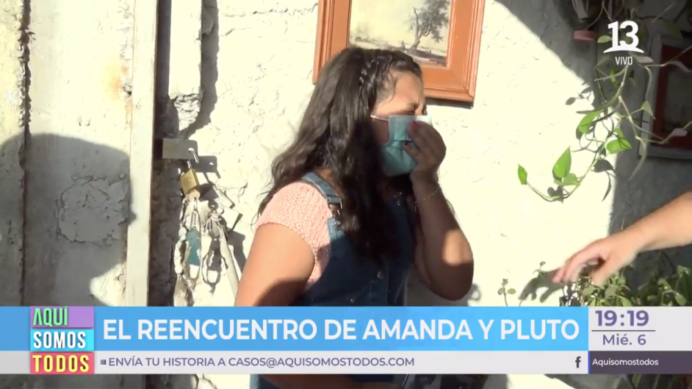 Amanda emocionada al ver a su perrito 