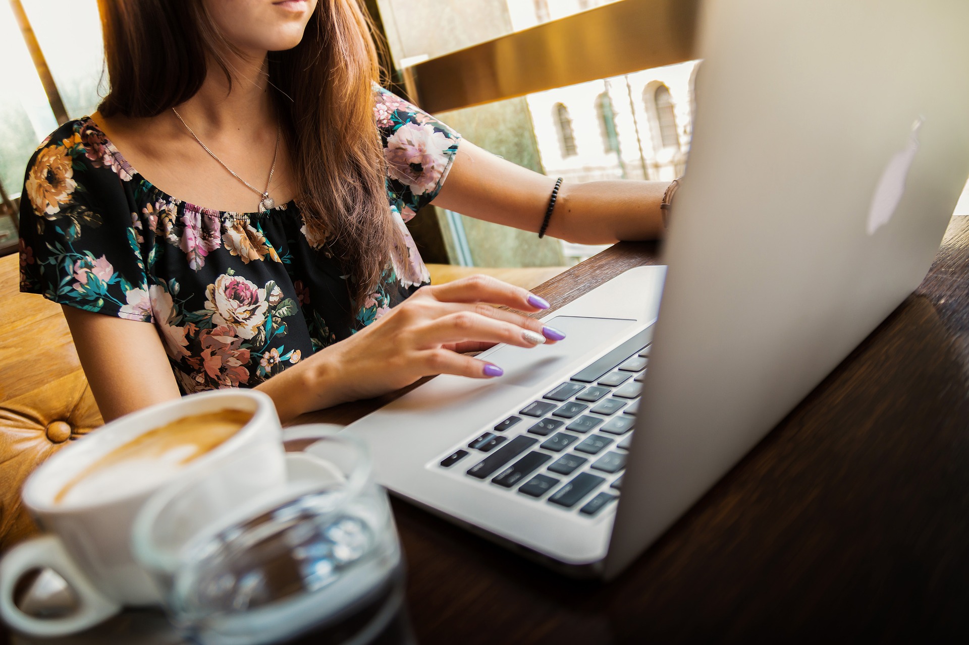 Mujer Estudiando Capacitaciones