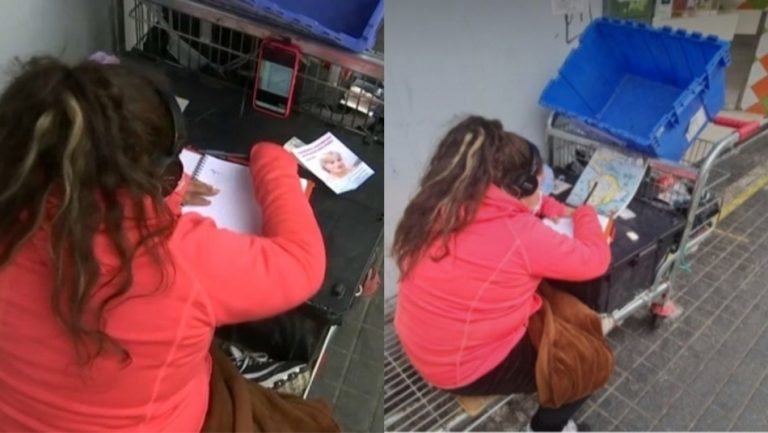 Niña recibe clases online en la calle para vender junto a su madre