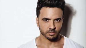 Luis Fonsi se tatuó "Te amo", frase que escribió su hija en la mano