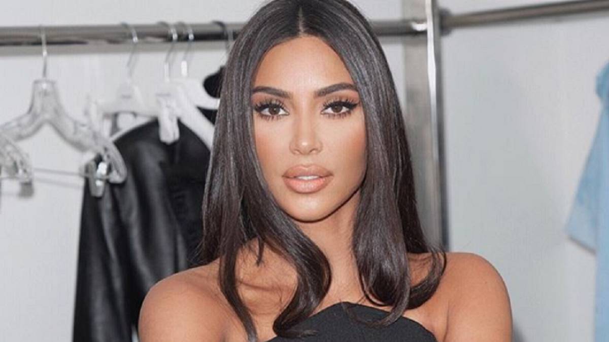 Kim Kardashian estrenó extravagante accesorio en sus dientes