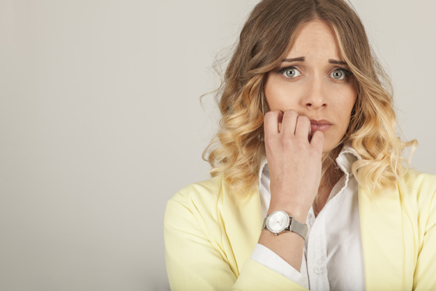 Mujer asustada por hombre