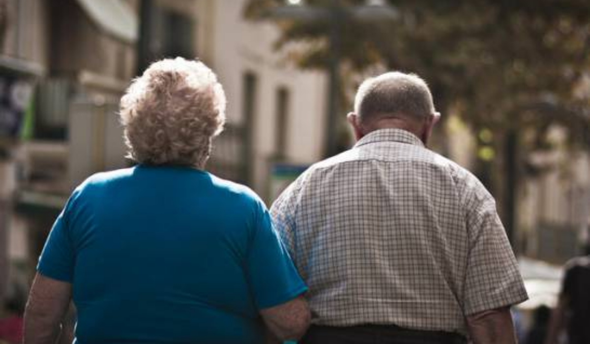 Conserje de 80 años sigue trabajando porque su pensión no le alcanza