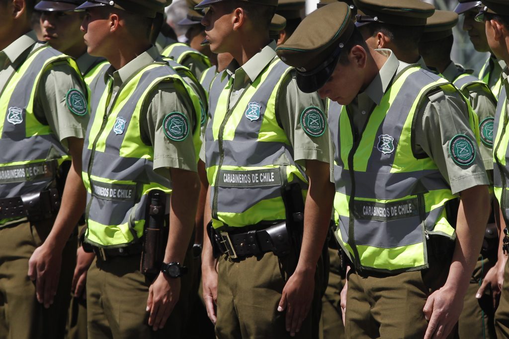 Carabineros son detenidos tras pegarle a un conserje en fiesta ilegal