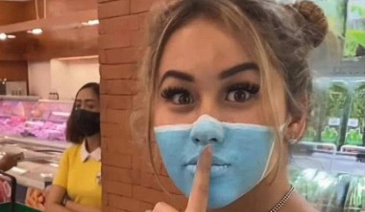 Quitan pasaporte a pareja de influencers tras pintarse una mascarilla