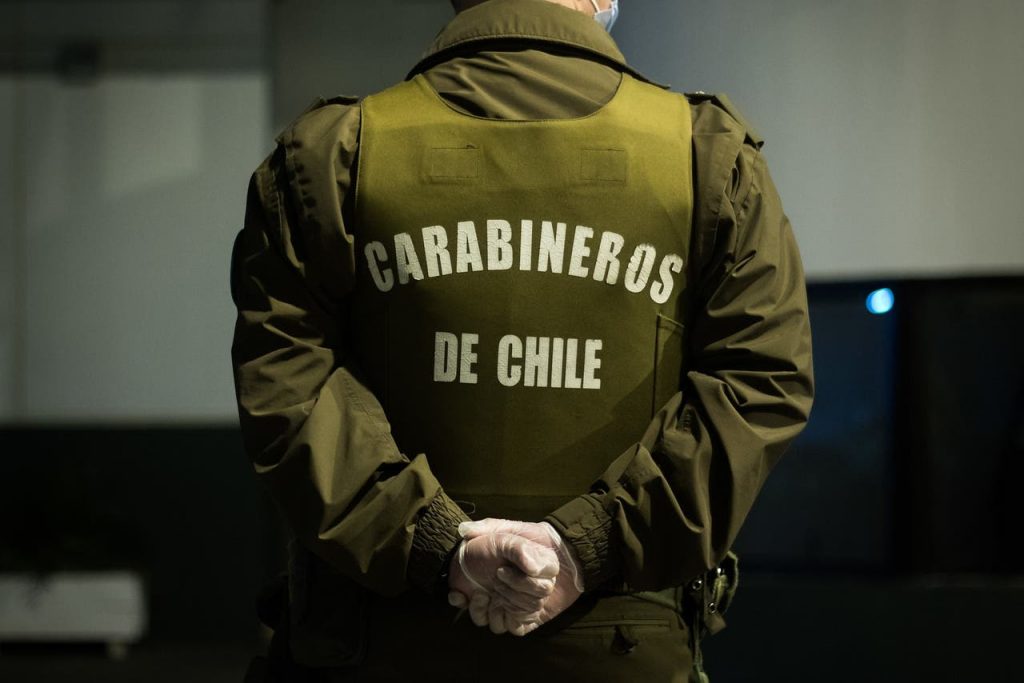 Carabineros son detenidos tras pegarle a un conserje en fiesta ilegal