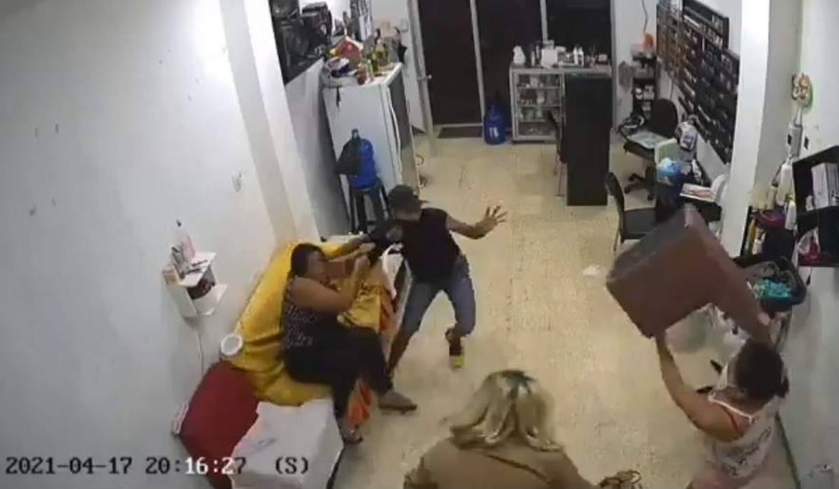 Mujeres se enfrentan a ladrón e impiden robo en salón de belleza