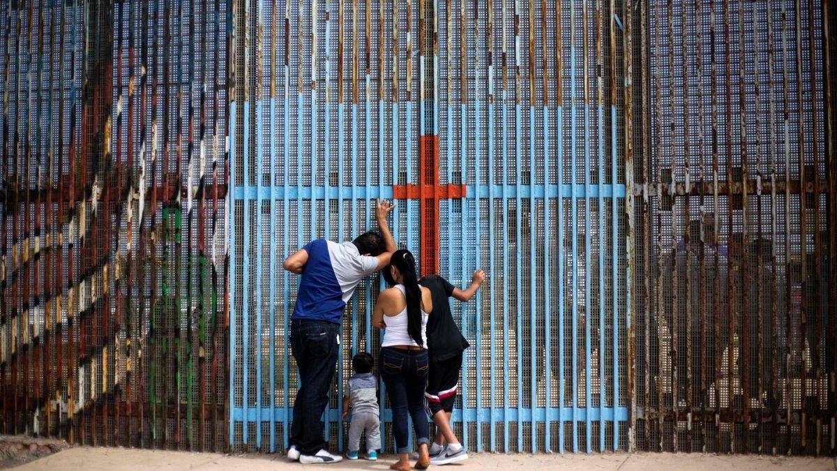 ¡Desgarrador! Captan A Niño Abandonado Entre La Frontera De EE