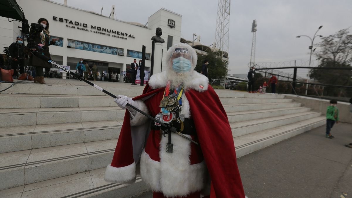 El Viejo Pascuero Y Un Dinosaurio Dicen Presente En Las Elecciones 2021