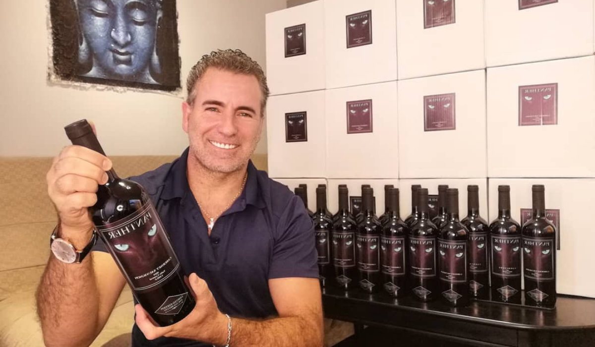 Ex actor de Mega se reinventó en pandemia: ¡Vende vino y cajas de huevo!