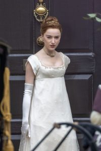 phoebe dynevor bridgerton chronique tournage recommences primeras looked sabemos retour emocin mucha protagonista climbed steps length purebreak