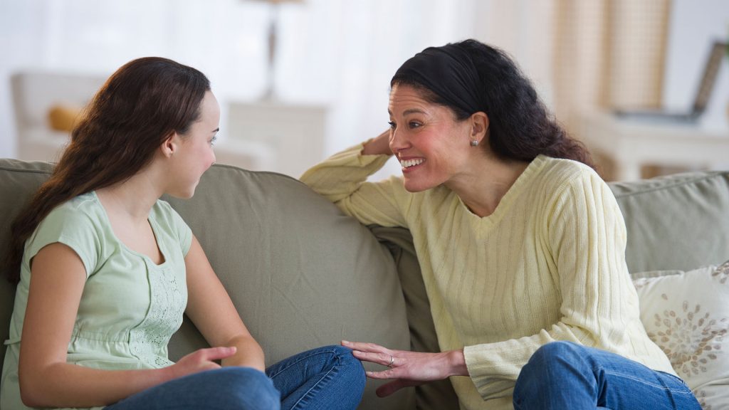 Madre E Hija Conversando