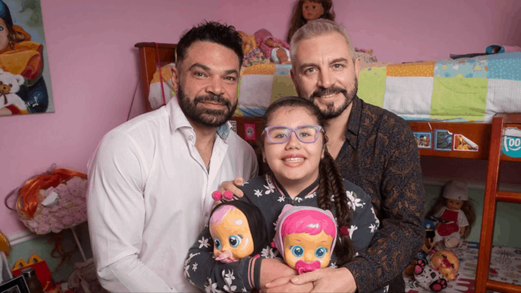 pareja gay adopta niña