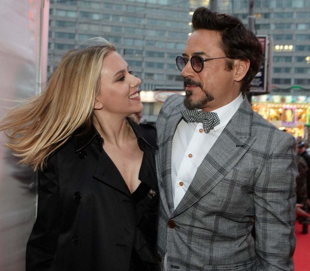 Scarlet Johanson Con Robert Dowen Jr.