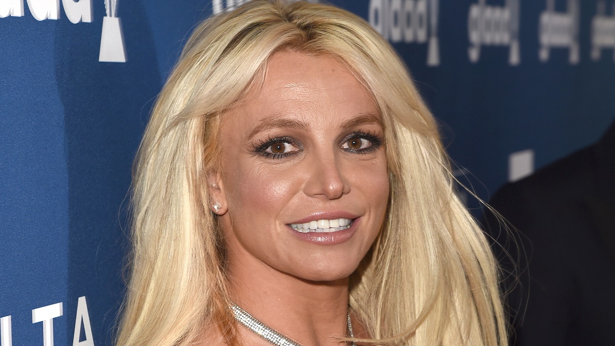 britney spears podrá contratar a su propio abogado en batalla legal contra su padre