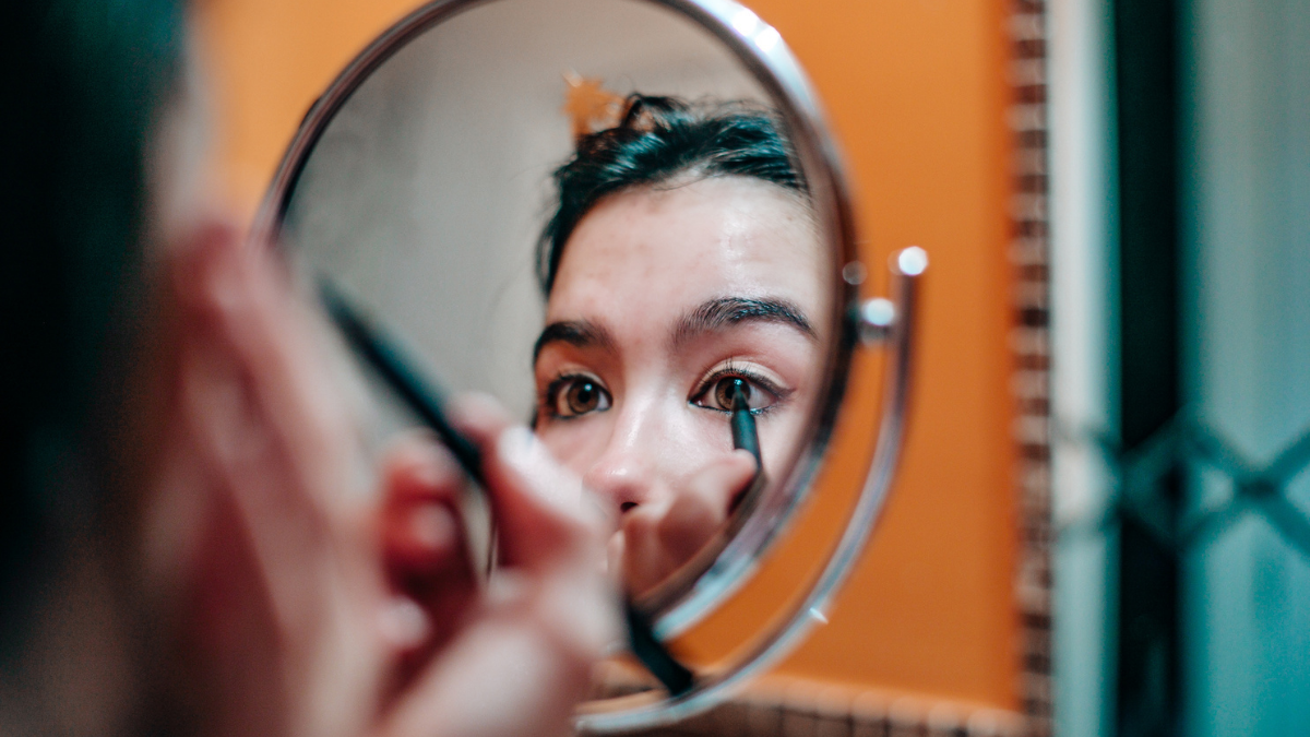 El Nuevo Truco Viral De Maquillaje En Tiktok Para Aplicarte Sombra De Ojos — Fmdos 3100