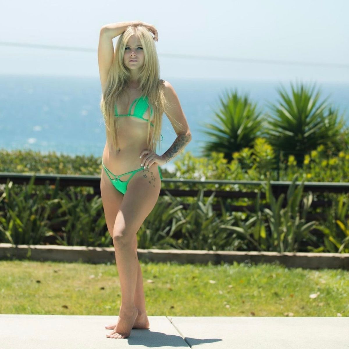 Avril Lavigne Sorprende Con Bikini En Una Playa De Malib Fmdos