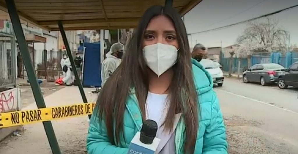 periodista daniela muñoz interrogada por funcionario de carabineros en despacho