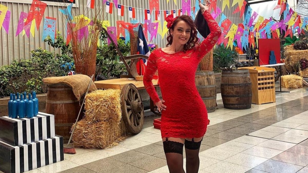 Actriz Begoña Basauri Y Su Saludo Dieciochero De Fiestas Patrias